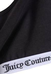 Černý šifonový bralet s bílým elastickým páskem, na kterém je nápis "Juicy Couture" černým kurzívním písmem. Měkká textura.