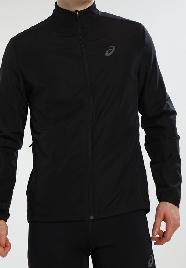 Schwarze Sportjacke mit Stehkragen, durchgehendem Reißverschluss und dezentem Logo auf der Brust. Glatte Textur, taillierte Passform und lange Ärmel.