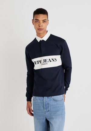 Polo de manga larga en color navy con cuello blanco y banda central, que presenta 'PEPE JEANS LONDON' en texto negro en negrita. Tela texturizada.