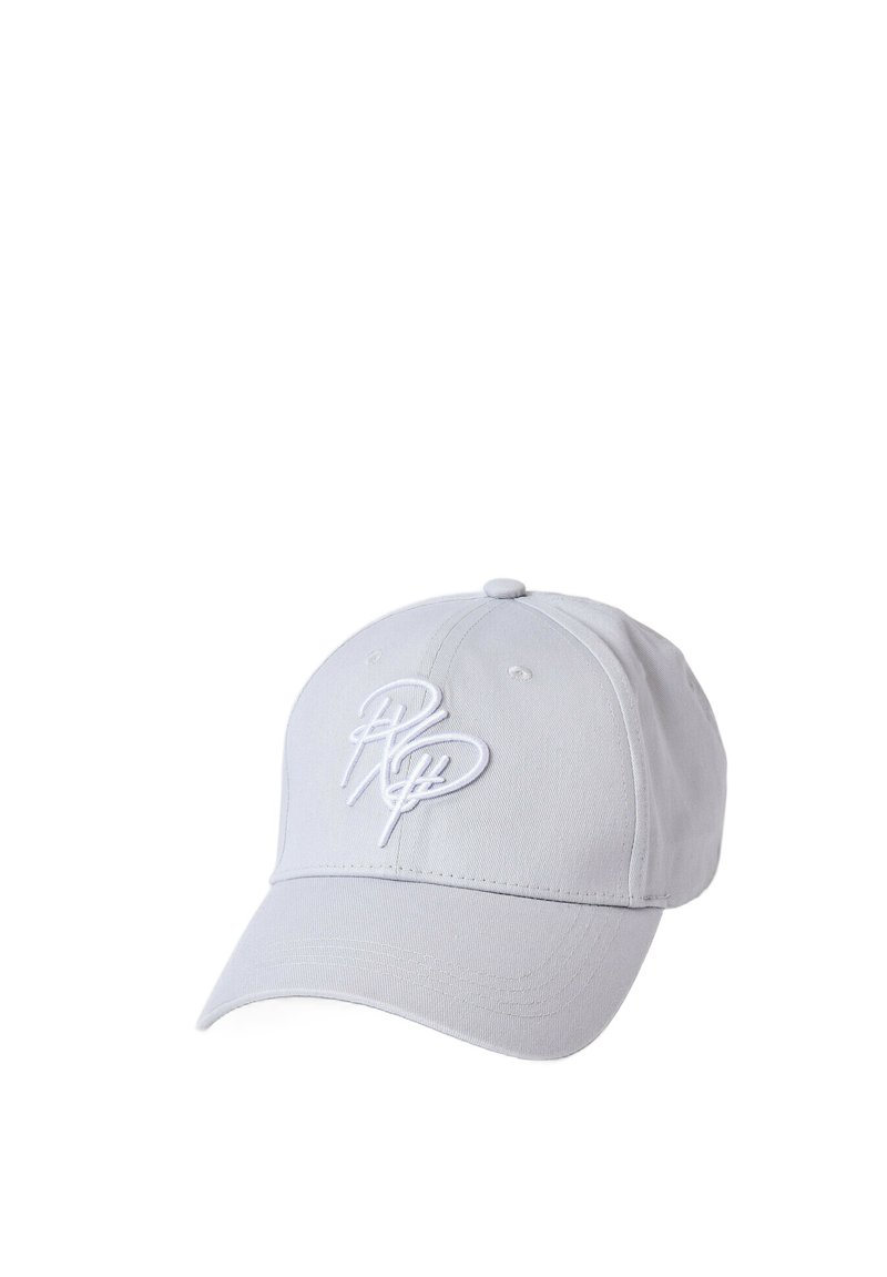 Gorra de béisbol gris claro hecha de algodón con visera curvada. Presenta un logotipo de la marca bordado en blanco en la parte frontal y detalles cosidos.