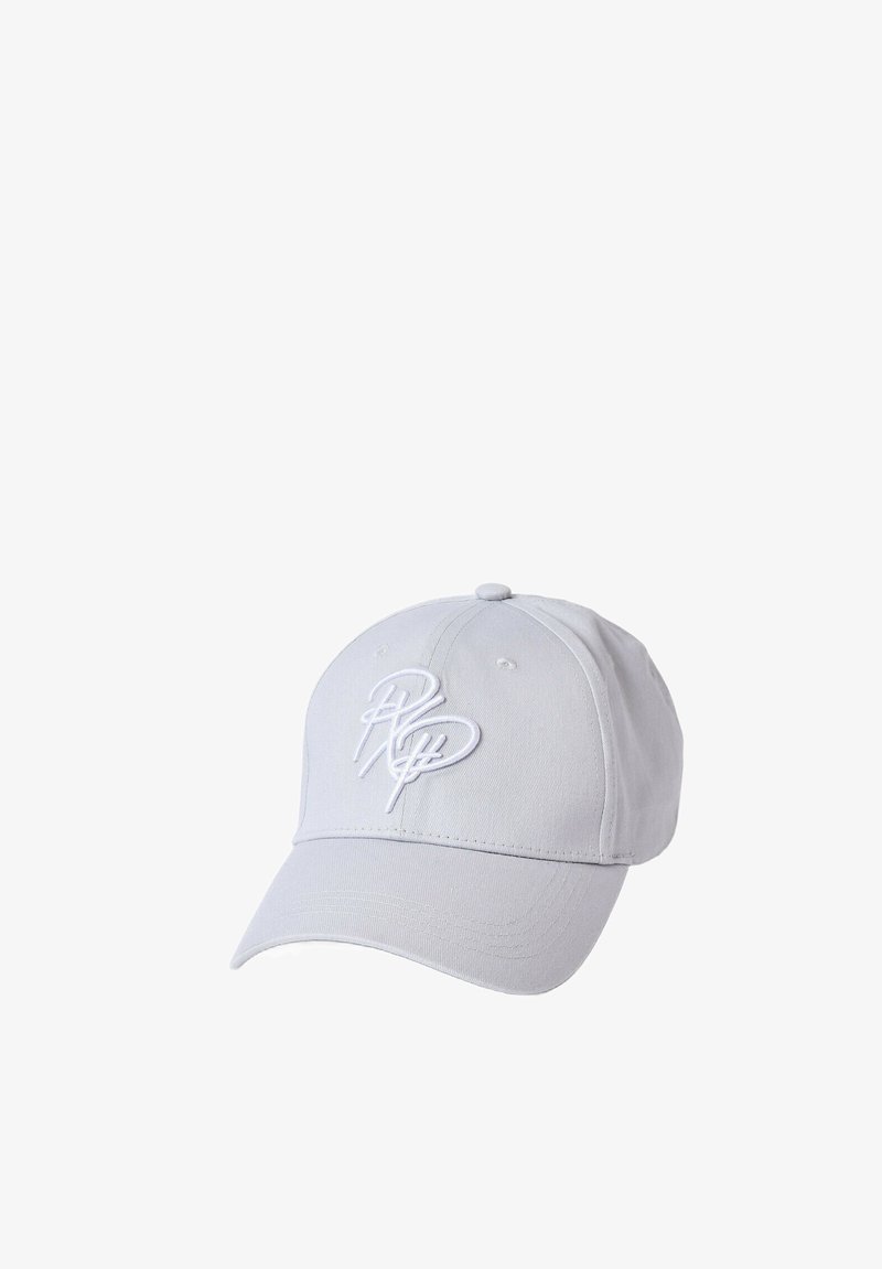 Gorra de béisbol gris claro hecha de algodón con visera curvada. Presenta un logotipo de la marca bordado en blanco en la parte frontal y detalles cosidos.