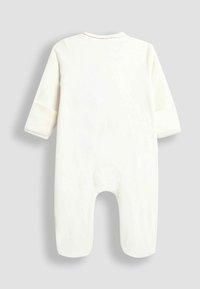 Bodysuit blanco de una pieza para bebé con mangas largas, que presenta un cuello redondo y una sutileza de costura roja a lo largo de la costura trasera del cuello. Textura suave.
