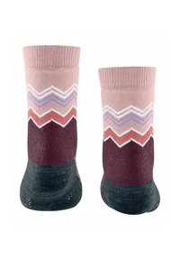 Die gestrickten Socken haben einen pinken Rippbund und ein Zickzackmuster in verschiedenen Rosa-, Weiß- und Dunkelburgundertönen, mit einer grauen Zehe und Ferse.