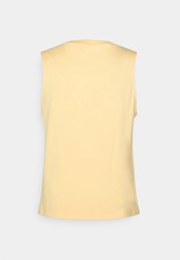 Ärmlös gul topp, gjord av mjukt material, slät textur, med rund halsringning och rak skärning i nederkant.