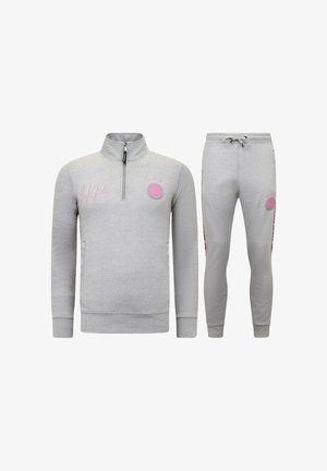 Grijze sweater met rits en roze borduursel, met bijpassende taps toelopende broek met zijdetails en elastische tailleband. Zachte stof, casual ontwerp.