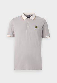 Světle šedé polo tričko s dvoupanelovým zapínáním, kontrastním bílým a hnědým límcem a vyšitým logem v černé a žluté barvě na hrudi.