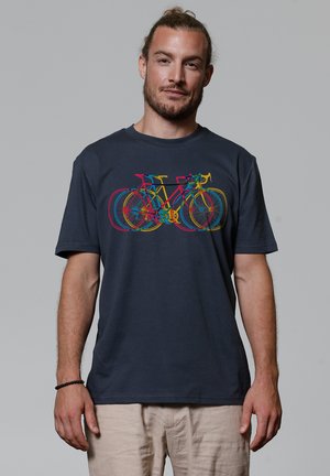 Navyblauw katoenen t-shirt met een kleurrafische afbeelding van fietsen in rood, geel en blauw. Korte mouwen, ronde hals, losse pasvorm.