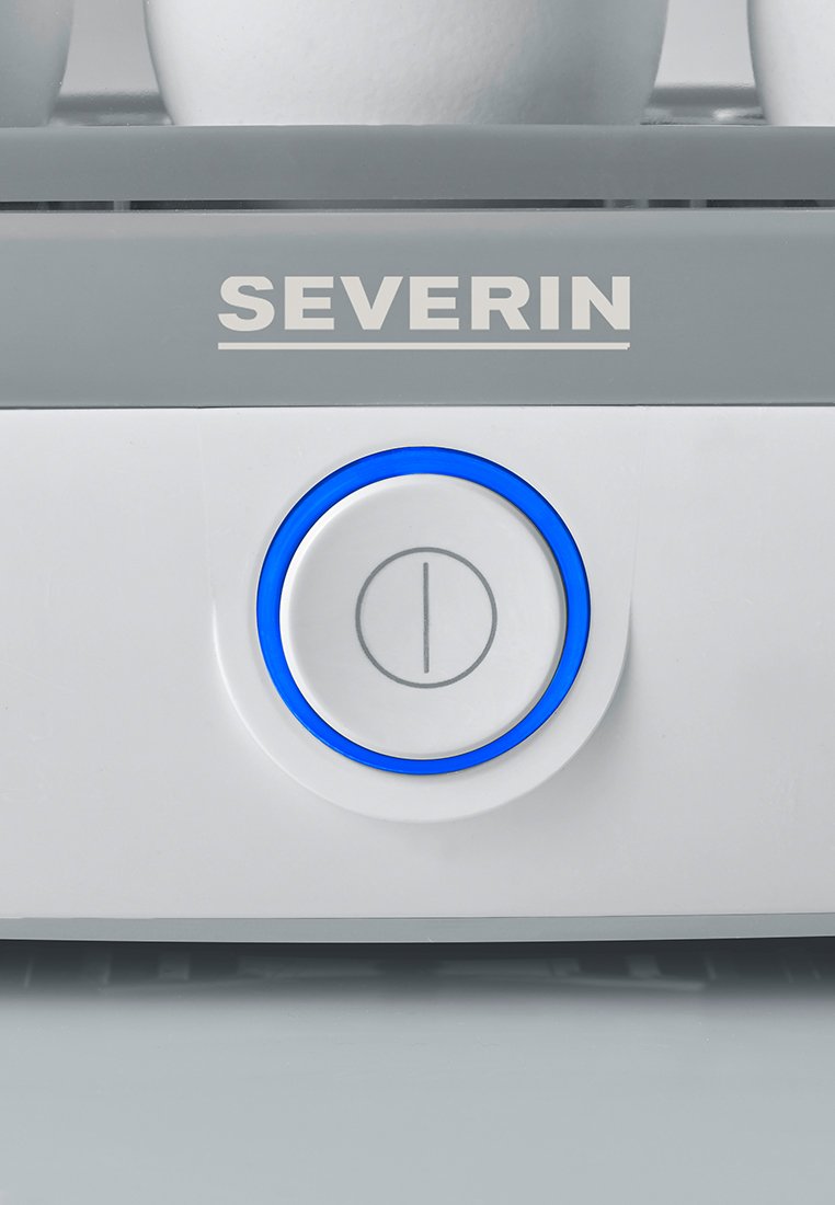 Cuit œuf électrique par Severin, avec un boîtier blanc, un bouton d'alimentation circulaire avec un anneau bleu et une marque claire sur le dessus.