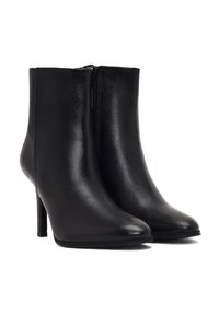 Bottines en cuir noir avec un bout pointu et un talon aiguille. Dotées d'une texture lisse et d'une fermeture à glissière sur le côté.