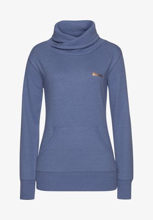 Pullover mit Kapuzenkragen aus einem weichen blauen Stoff, mit einer Fronttasche, gerippten Bündchen und einem kleinen goldenen Logo. Glatte Textur.