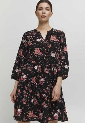 Svart blommig klänning med rosa och vita blommönster, knappstängning, 3/4 ärmar och en utsvängd kjoldesign.