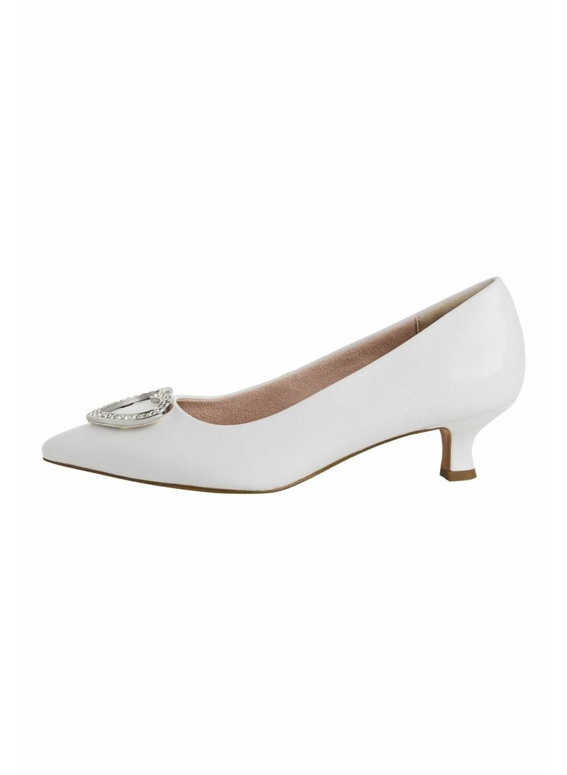 Escarpin en cuir blanc avec un bout pointu, un petit talon et des accessoires décoratifs en argent au niveau de l'empeigne. Texture lisse avec une finition brillante.