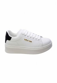 Sneaker bianca con tomaia in pelle liscia e accento nero sul tallone. Caratterizzata da lacci piatti, suola ammortizzata e dettagli del logo in oro.