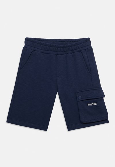Σορτς σε μαύρο μπλε μήκος μέχρι το γόνατο με ελαστική μέση, πλαϊνές τσέπες και μεγάλη τσέπη με κουμπί στο δεξί πόδι με το λογότυπο Moschino.