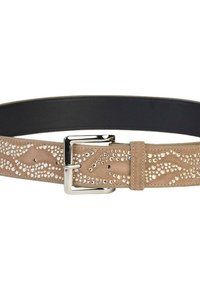 Cinturón de ante marrón con un patrón ondulado de tachuelas plateadas, que presenta una hebilla de metal rectangular y un respaldo negro liso.