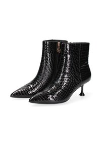 Bottines en cuir verni noir avec texture crocodile, à bout pointu et talon fin. Présentent une fermeture éclair dorée sur le côté.
