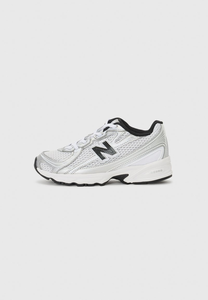 Λευκό αθλητικό παπούτσι με διχτυωτό επάνω μέρος, μαύρες λεπτομέρειες, μαξιλαρωτή σόλα και καμπυλωτό σχέδιο για αυξημένη ευελιξία.