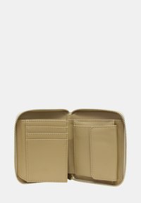 Portafoglio beige con zip, dotato di molteplici slot per carte, un compartimento per contanti, texture liscia e cuciture a contrasto. Vista aperta.