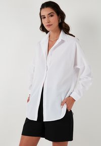 LELA Užsagstoma palaidinė - white