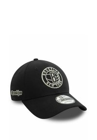 Gorra de béisbol negra con el logotipo bordado "Brooklyn New York" y el texto "Brooklyn" en el costado. Diseño ajustable con una corona redondeada y visera plana.