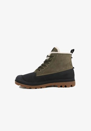 Grønne og sorte ankelstøvler med gummisål, suede overdel, snørebånd foran og krave af kunstpels. Brun skridsikker sål for greb.