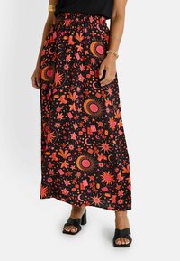Falda maxi hecha de tela ligera; presenta un fondo negro con patrones florales y celestiales coloridos en rosa, naranja y amarillo. Cintura elástica.