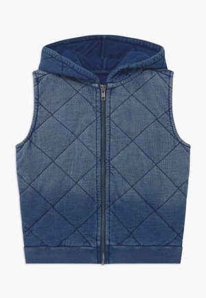 Chaleco sin mangas de mezclilla azul acolchado con capucha y cremallera al frente, con costuras en patrón de diamantes y dobladillo acanalado.