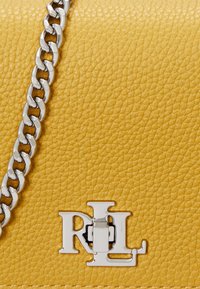 Lauren Ralph Lauren PEBBLED CROSSBODY TURN-LOCK TECH CASE - Borsa a tracolla - golden sun