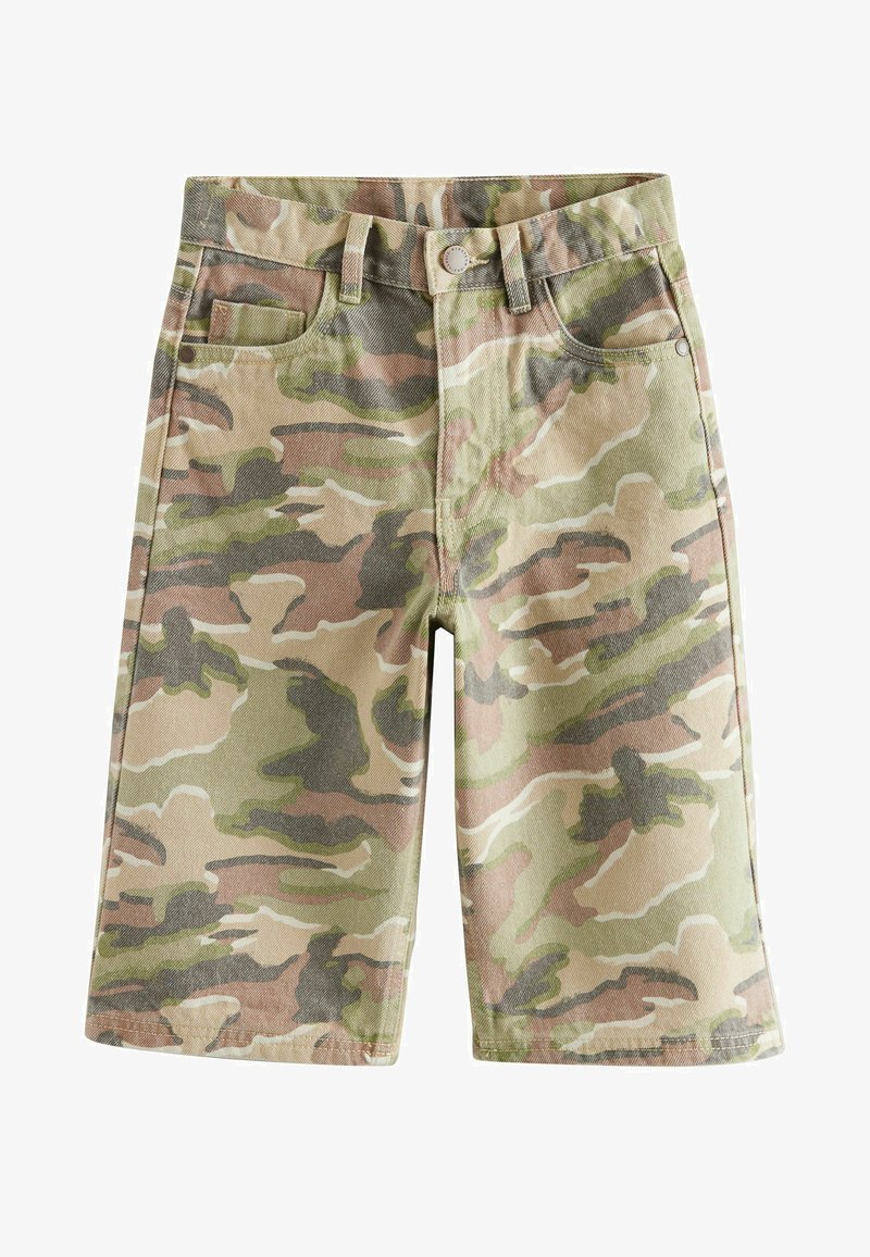 Camouflagegemusterte knielange Shorts mit Frontknopf, Gürtelschlaufen und Taschen auf weißem Hintergrund.