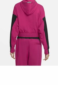 Magenta zkrácená mikina s černými rukávy, elastickým páskem a kapucí. Obsahuje zadní kapsu a pruhované vnitřní podšívku. Měkký materiál.