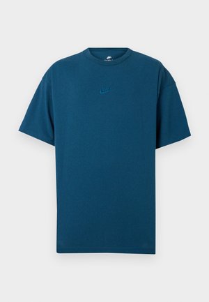 Tricou din bumbac albastru, cu mâneci scurte, guler rotund și un mic logo Nike de culoare albastru deschis pe piept. Textură moale, croială lejeră.