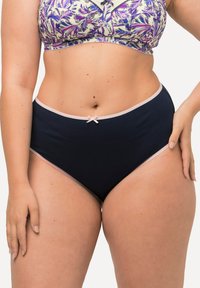 Mutande blu navy a vita alta con una texture liscia, dotate di un bordo rosa chiaro e di un piccolo fiocco decorativo al centro anteriore.