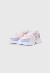 Sapatilhas desportivas com um upper em malha e sintético, apresentando tons de rosa pastel e lavanda, atacadores brancos e solas amortecidas.