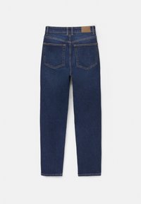 Jeans de mezclilla azul oscuro con bolsillos traseros. Presentan una cintura alta y un diseño de pierna recta. Incluyen un parche de cuero marrón en la cinturilla.