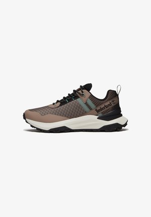 Brązowy i beżowy sneaker Timberland z czarnymi sznurówkami, zielonymi paskami, logo po boku, grubą białą środkową podeszwą i czarną, wytrzymałą podeszwą zewnętrzną.