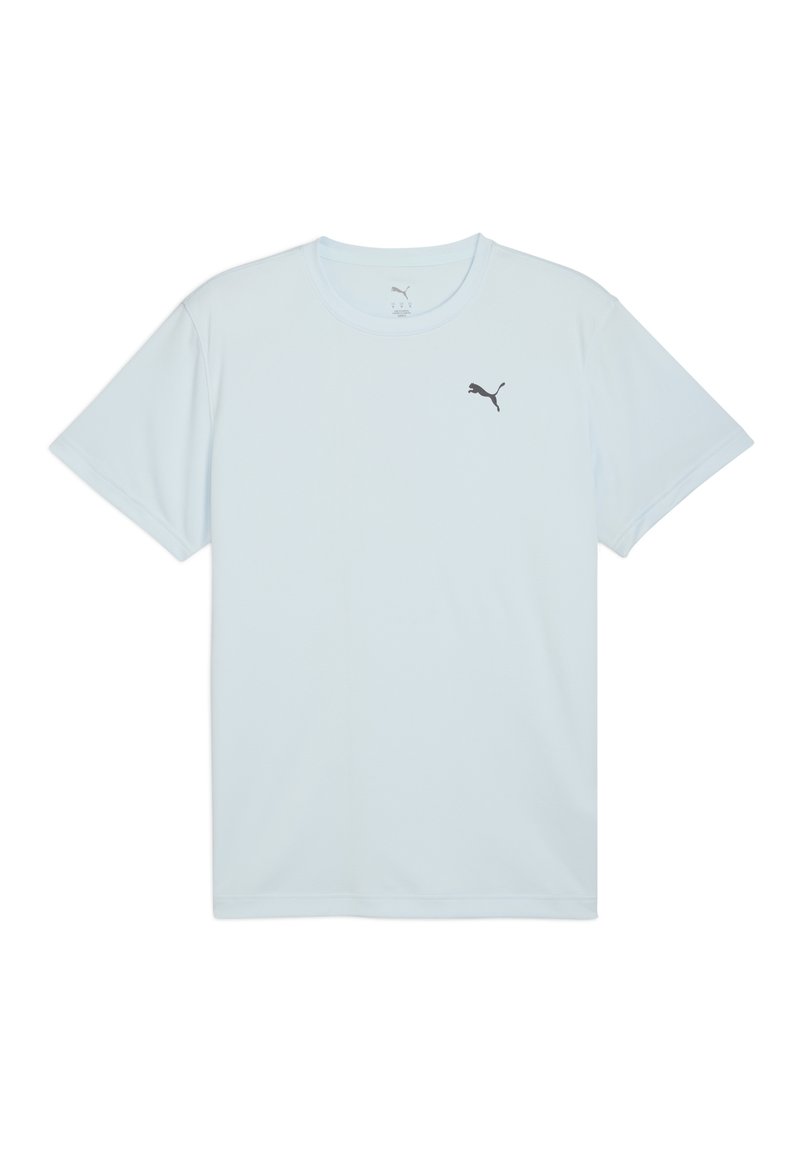 Lyseblå T-shirt med korte ærmer lavet af åndbart stof, med et sort Puma-logo på venstre brystområde. Normal pasform.
