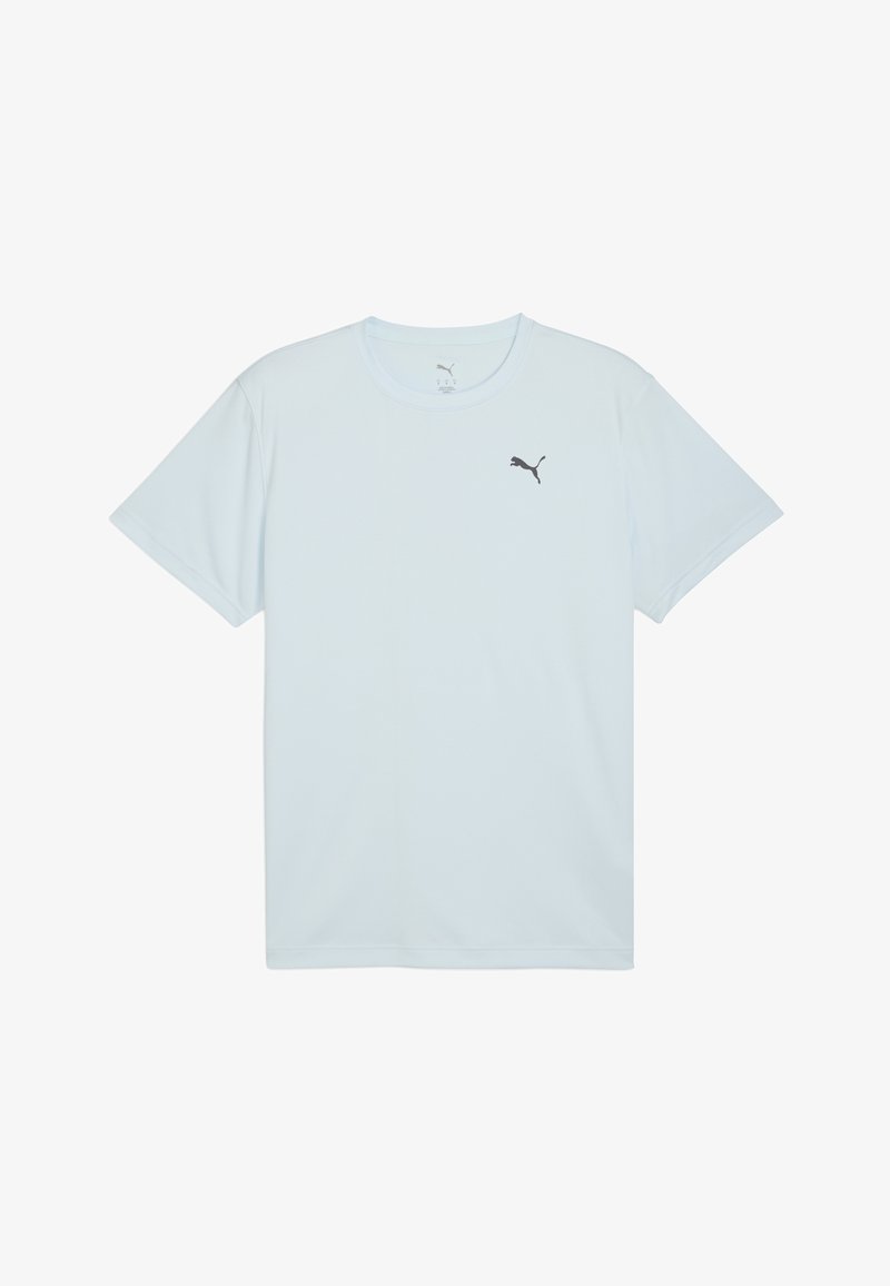 Světle modré tričko s krátkým rukávem vyrobené z prodyšné tkaniny, se černým logem Puma na levé části hrudi. Normální střih.