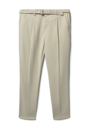 Pantalons beige clair avec une texture lisse, présentant un devant plissé, des poches latérales et une ceinture avec une boucle en argent.