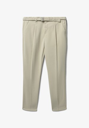 Pantaloni beige chiaro con una texture liscia, dotati di una parte frontale plissettata, tasche laterali e una cintura con fibbia argentata.