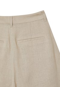 Pantaloni beige in lino con passanti per cintura e due tasche posteriori a welt orizzontali, che mostrano la parte superiore posteriore del capo.