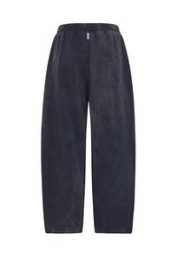 Luźne, ciemnoszare spodnie dresowe z elastycznym pasem i małą przednią metką, prezentowane na białym tle.