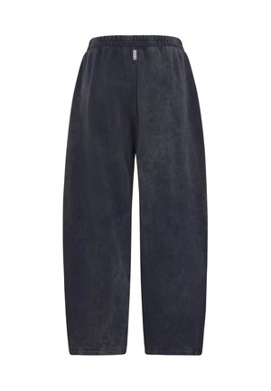 Luźne, ciemnoszare spodnie dresowe z elastycznym pasem i małą przednią metką, prezentowane na białym tle.