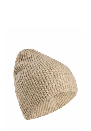 Beige gebreide beanie met een geribbelde textuur, voorzien van een taps toelopende bovenkant en een zachte afwerking. Het heeft een eenvoudig, naadloos ontwerp zonder versieringen.