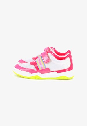 Adidași roz și argintiu metalic cu un superior din plasă texturată, curea ajustabilă și talpă din cauciuc galben vibrant.