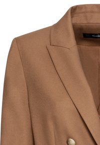 Brun skräddarsydd blazer med slagkrage och metallknappdetalj fram, som visar övre vänstra sektionen och axelsömmen.