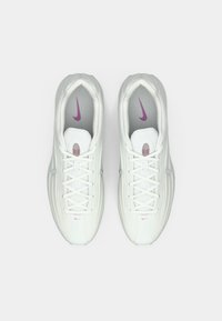 Λευκά αθλητικά παπούτσια με υφή συνθετικού άνω μέρους, γκρι επένδυση και ροζ λογότυπο Nike. Διαθέτουν κλείσιμο με κορδόνια και επενδεδυμένο γιακά για άνεση.