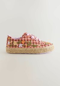 Botte en toile à carreaux roses avec broderie florale. Dispose d'une semelle en jute et de lacets rose clair, offrant une finition texturée.