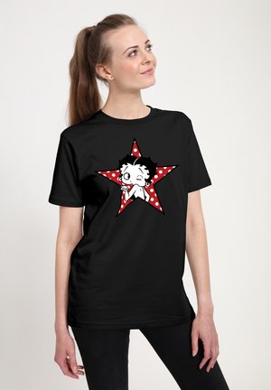 Czarnym T-shirtem z czerwoną gwiazdą w białe kropki oraz centralnym grafiką przedstawiającą postać kreskówkową, wykonanym z bawełny o luźnym kroju.