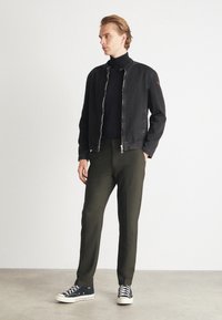 Les Deux COMO PANTS SEASONAL - Chinos tipa bikses - deep forest/charcoal