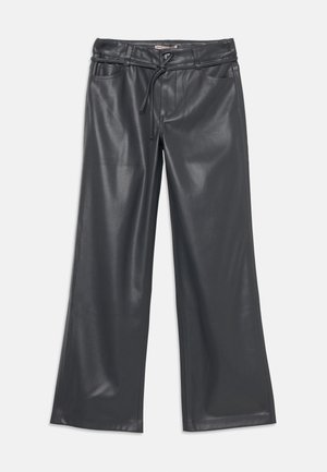 Pantalons larges en simili cuir noir avec une texture lisse, dotés d'une taille à cordon et de quatre poches. Coutures nettes et sans matériel visible.